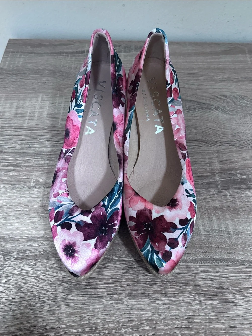 NWOT Viscata Barcelona Red Flowers Wedge Pumps - Pink Multi - size 37